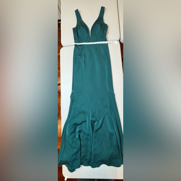 Samila & Company Emerald Green Gown – Size - 4 - Picture 5 of 12